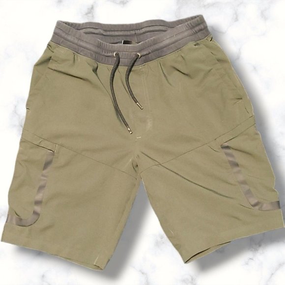 Under Armour Other - Under Armour Black Fitted HeatGear Size L Men's Training Cargo Shorts EUC